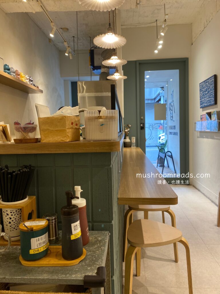 物理漢堡店內吧台座位區