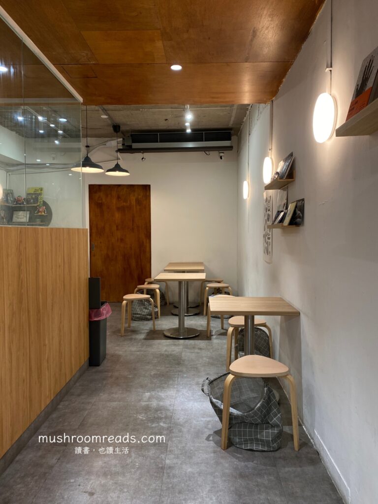TROUT從店門口往內拍的座位區