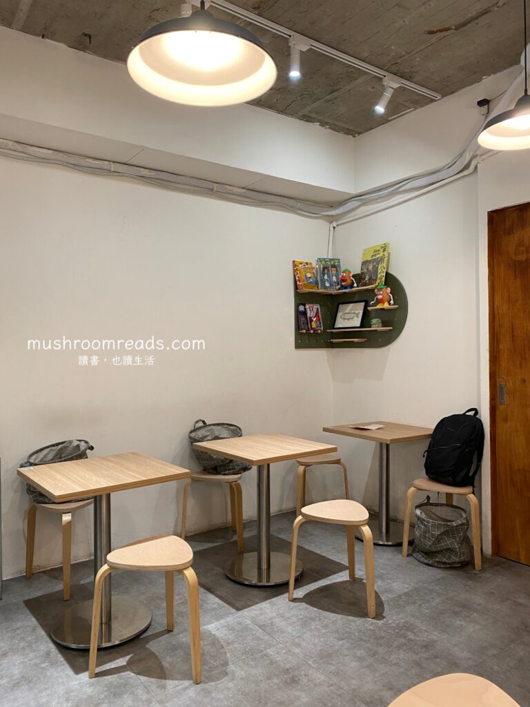 TROUT店內座位區角落位置