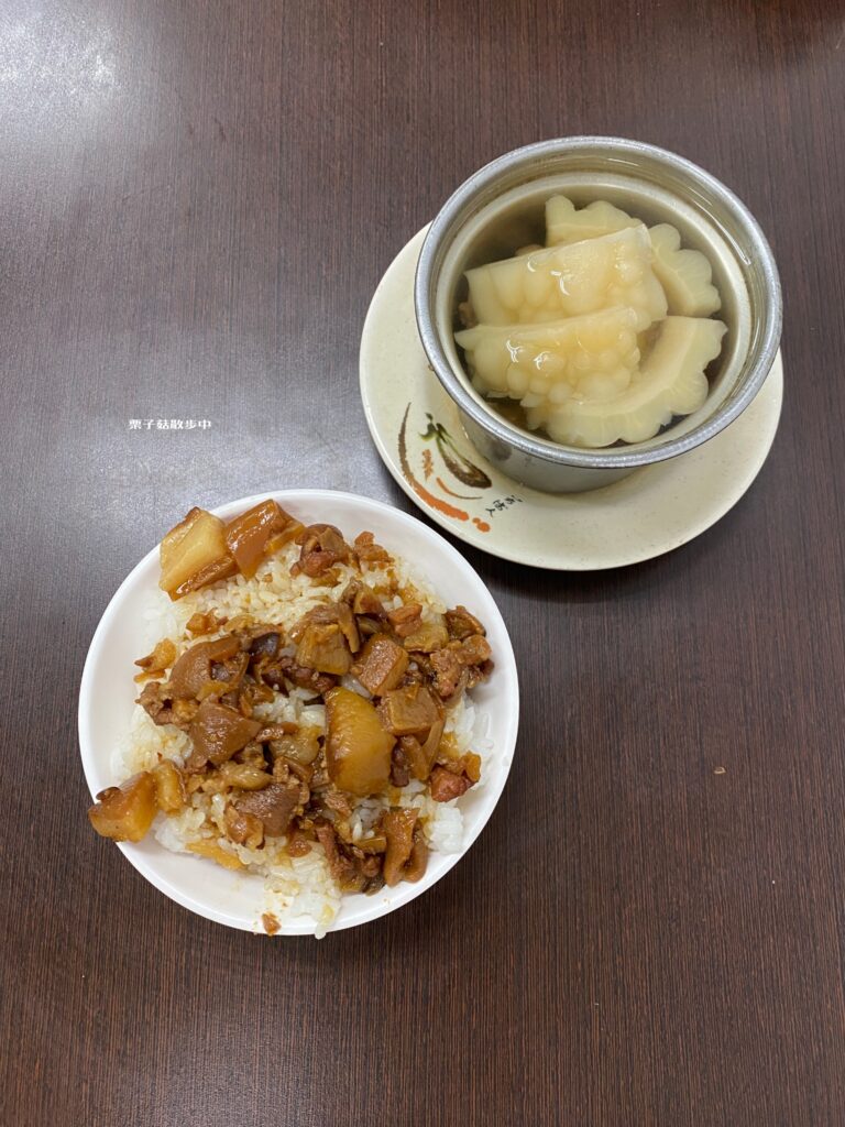 阿瑞魯肉飯的小碗魯肉飯加苦瓜排骨湯