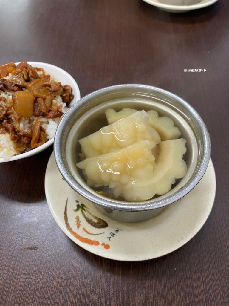 苦瓜排骨湯湯色清澈,入口感覺到濃郁苦味卻很順口