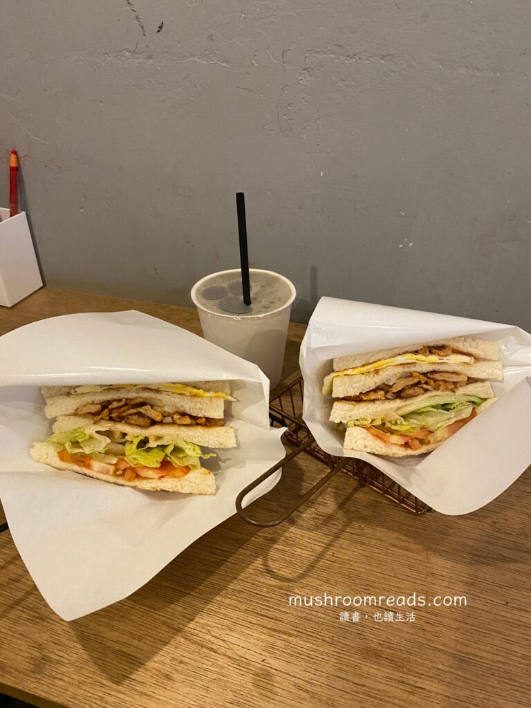 27碳烤吐司餐點：檸檬雞肉碳烤吐司與冰紅茶