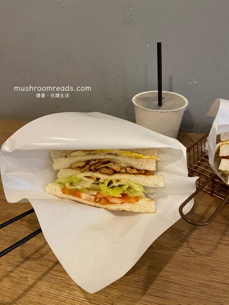 27碳烤吐司餐點：檸檬雞肉碳烤吐司剖面