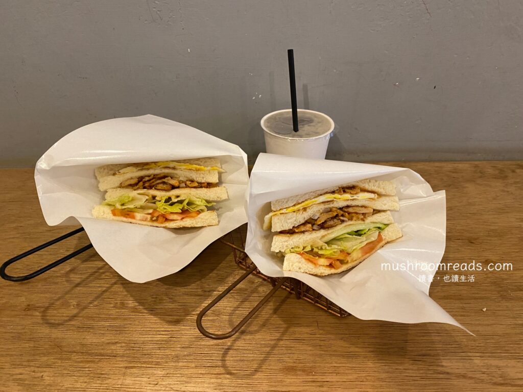 27碳烤吐司餐點：檸檬雞肉碳烤吐司與冰紅茶。檸檬雞肉碳烤吐司使用四片吐司