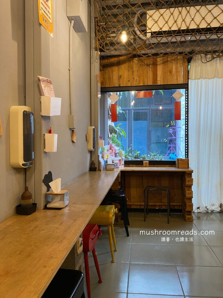 27碳烤吐司店內座位區