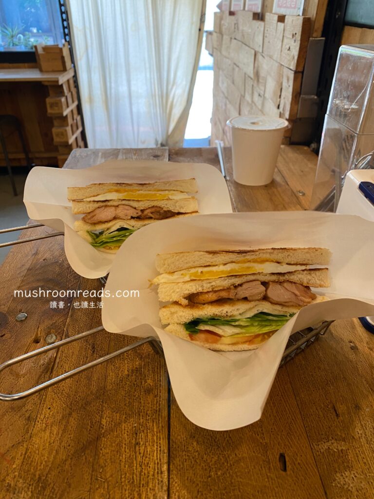 27碳烤吐司餐點：27雞腿碳烤吐司與冰紅茶