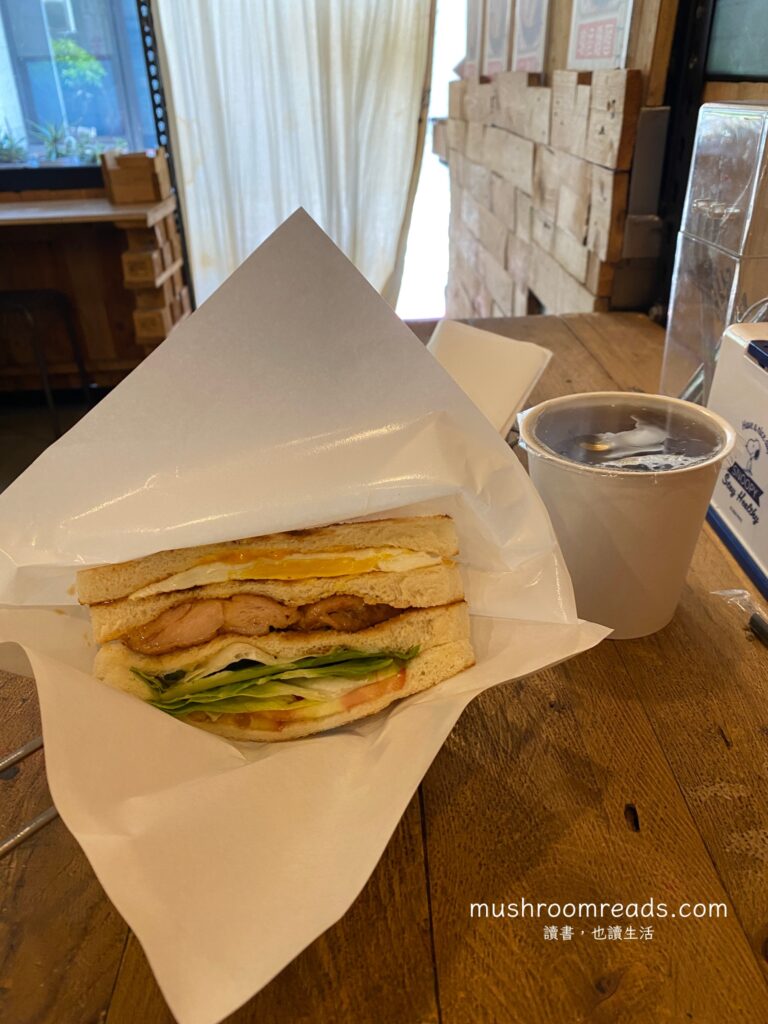 27碳烤吐司餐點：27雞腿碳烤吐司與冰紅茶