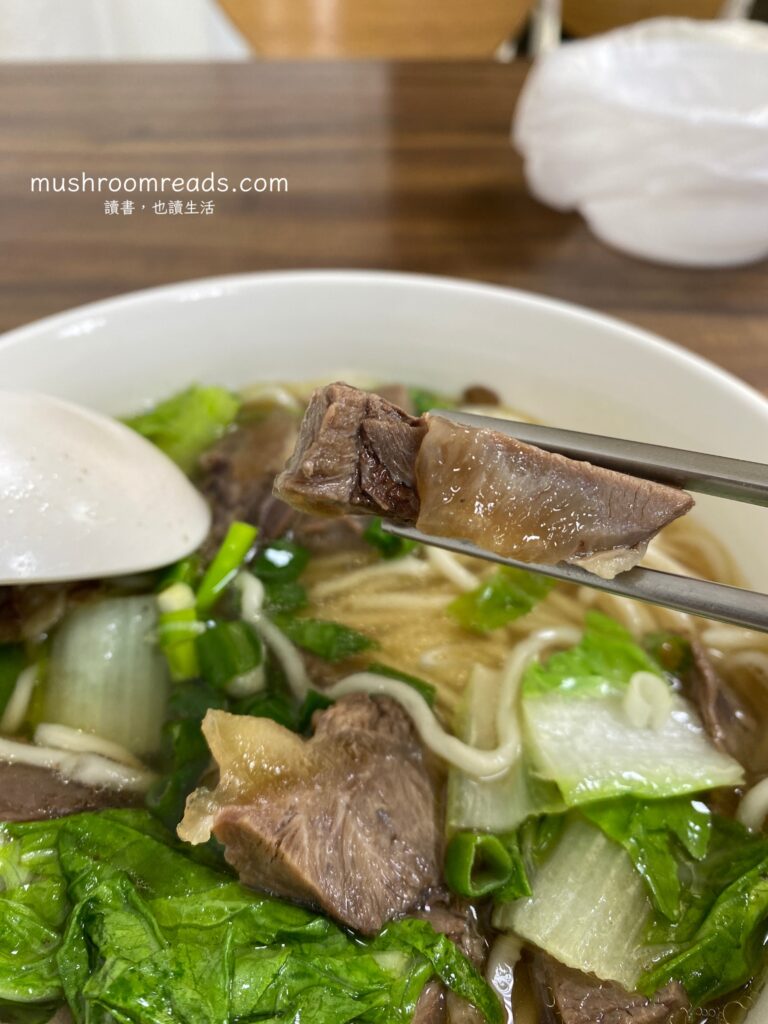 巷子李麵的牛肉麵的牛肉有一定的厚度，肉感略帶咬勁